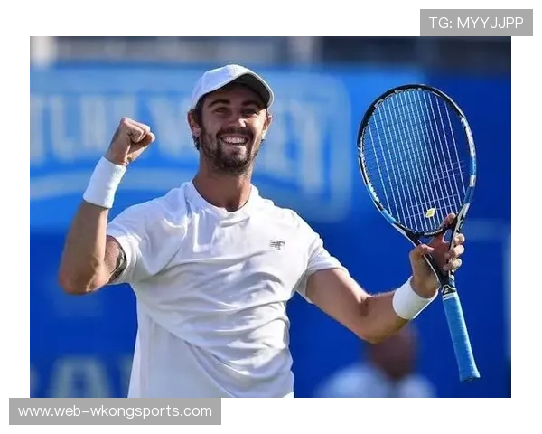 乔丹·汤普森这生活简直像开挂，训练场下却天天在咖啡馆摆pose？