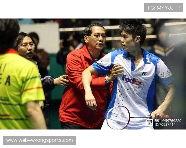 林丹居然能这么随意穿拖鞋出街？比我约会还讲究？