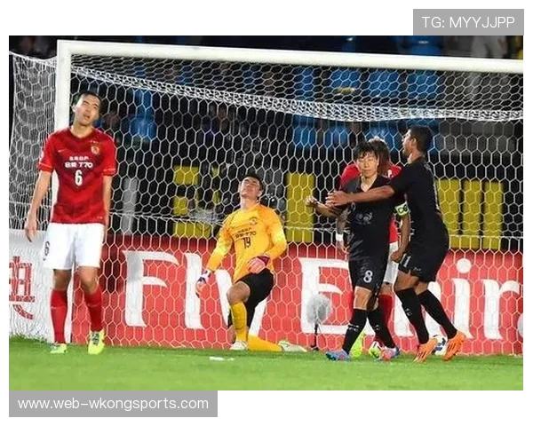 守门员犯规判罚要点：禁区内点球与红牌判定条件